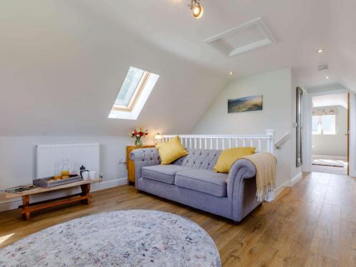 uma sala de estar com um sofá e uma mesa em 1 Bed in Hereford 83703 em Wormbridge