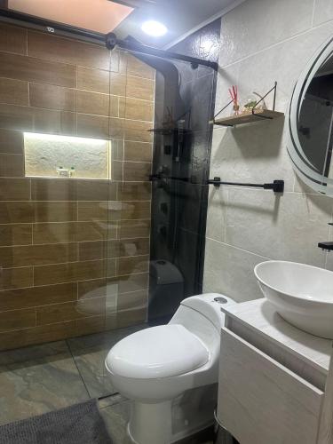 Un baño de Hotel a resting place 1 AEROPUERTO
