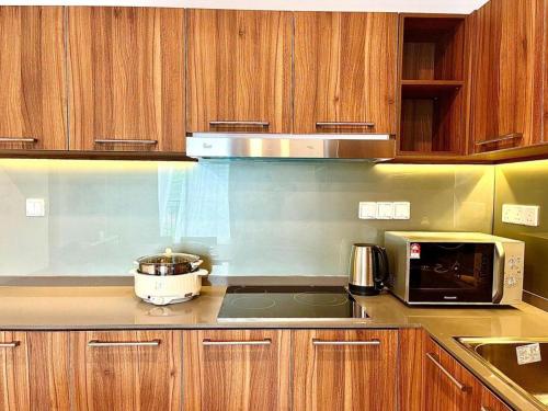 Hotspring 2 Room Suite @ Sunway Onsen with Theme Park View 4 to 6 paxにあるキッチンまたは簡易キッチン