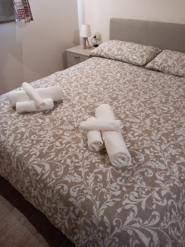 a bed with three rolls of paper towels on it at Una piccola bomboniera in Gaby
