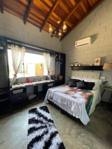 a bedroom with a large bed in a room at recanto do sossego. in Sinop