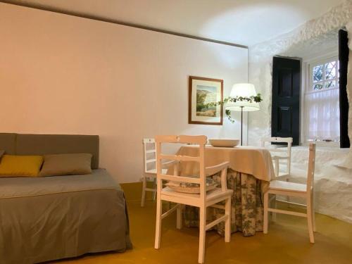 Habitación con mesa, sillas y cama en Esquina do Visconde, Guesthouse, en Torre de Moncorvo