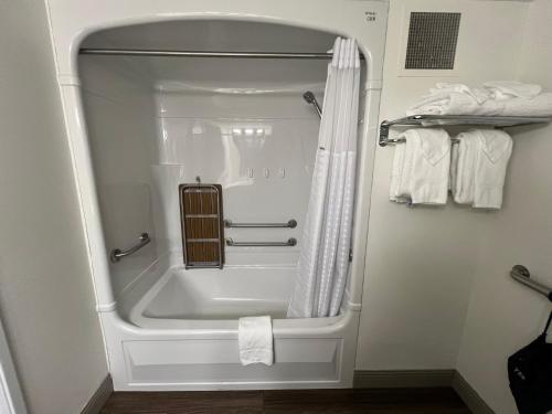 uma banheira na casa de banho com um chuveiro em Days Inn by Wyndham Penn State em State College
