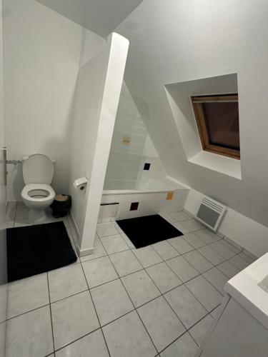 サン・ブリューにあるThe GREEN HOUSEの白いバスルーム(トイレ付)、階段