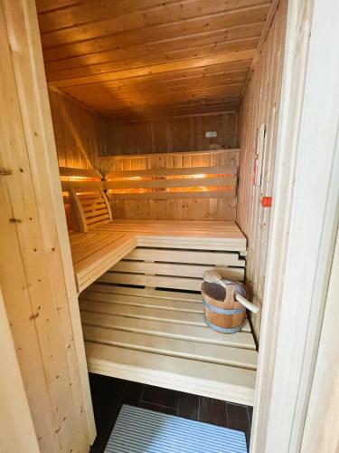 a small wooden sauna with a basket in it at Hotel Kieler Yacht-Club in Kiel