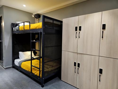 Cette chambre comprend 2 lits superposés et des armoires. dans l'établissement Coliwo Trois - Kharadi, à Pune