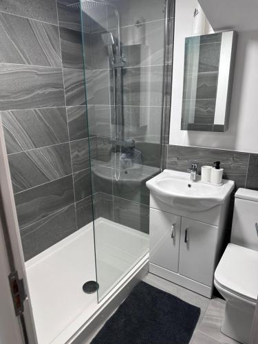 La salle de bains est pourvue d'une douche et d'un lavabo. dans l'établissement Stunning 2-flat in Leicester!, à Leicester
