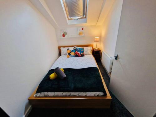 - un petit lit dans une petite chambre avec fenêtre dans l'établissement 1Bed Downtown Apt near Anfield Stadium, à Liverpool