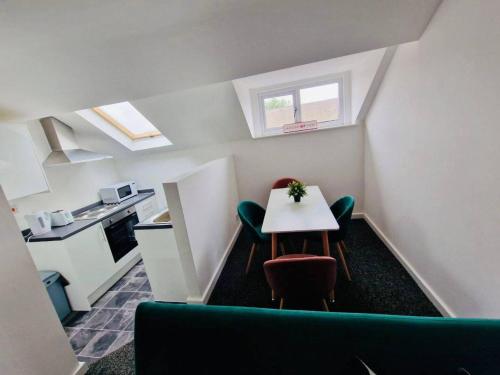 a small room with a table and chairs and a kitchen at 1Bed Downtown Apt near Anfield Stadium in Liverpool