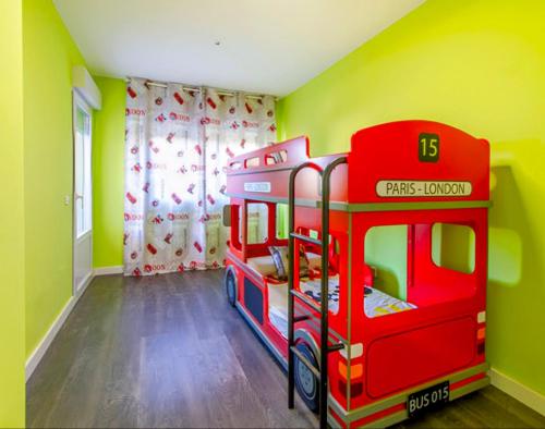 a room with two bunk beds in a childs room at Villa Veneziola La Manga in Murcia