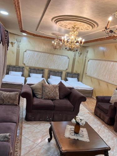 - un salon avec un canapé et une table dans l'établissement شقة الغامدي, à Al Jāmi‘ah