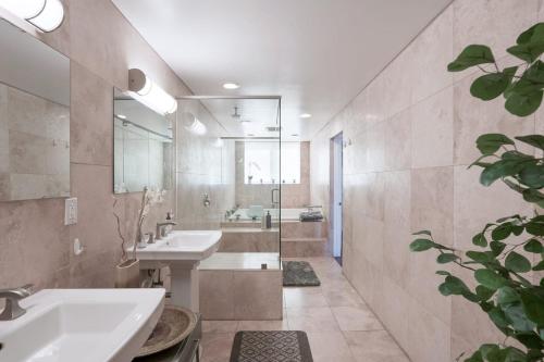 uma casa de banho com 2 lavatórios e um chuveiro em Architectural Gem La Jolla Oceanview Surf And Golf em San Diego