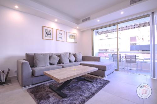 un salon avec un canapé et une table basse dans l'établissement Appartement Céto Superb and luminous apartment, à Cannes
