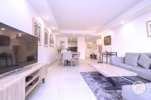 un salon avec un canapé et une table dans l'établissement Appartement Céto Superb and luminous apartment, à Cannes