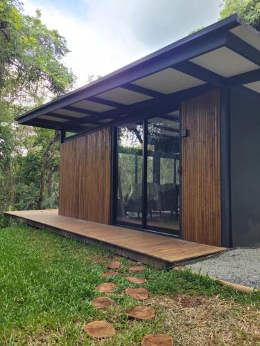 a modern house with a black roof at CHALÉ NAMATA 201 in São Roque