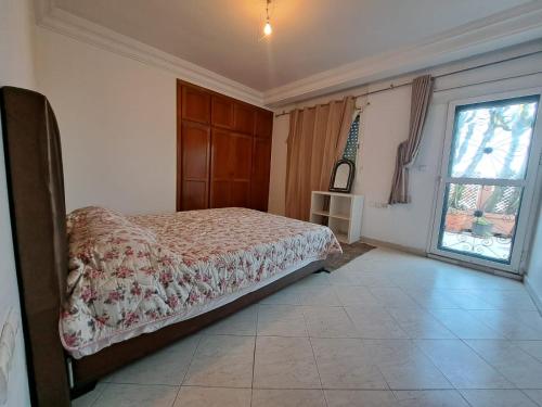 1 dormitorio con cama y ventana en RESIDENCE HALIMA, en Casablanca