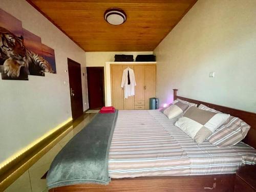una camera con un grande letto di Hakuna matata house a Kigali