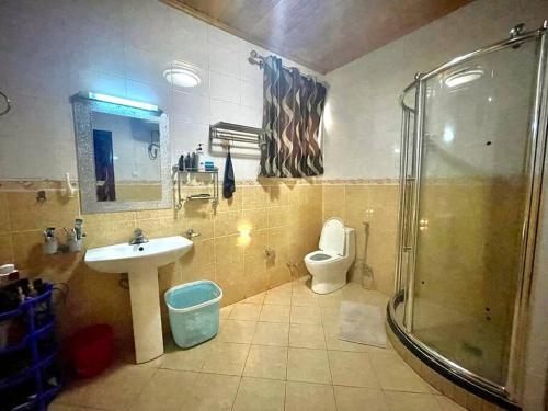 bagno con doccia, lavandino e servizi igienici di Hakuna matata house a Kigali