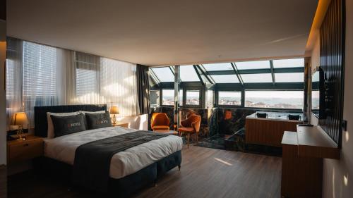 sypialnia z łóżkiem i dużym oknem w obiekcie CIP Hotel w Stambule