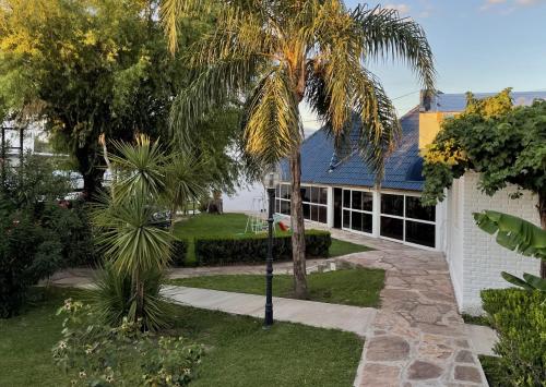 米娜克拉韋羅的住宿－Hotel Rossetti y Spa，房屋前的棕榈树