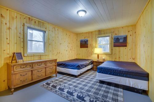 Ένα ή περισσότερα κρεβάτια σε δωμάτιο στο Pet-Friendly Cabin Retreat Wisconsin River Access