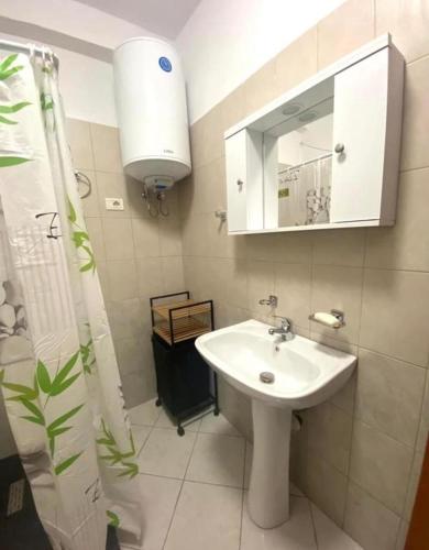 y baño con lavabo y espejo. en Holiday apartment, en Durrës