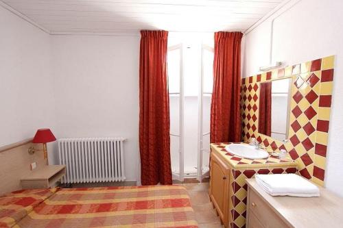 een badkamer met een wastafel en een spiegel bij LE COMPTOIR in Sainte-Croix-de-Verdon