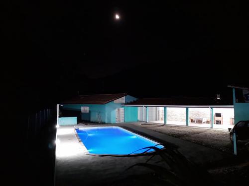 una piscina en la oscuridad por la noche en Casa de campo maciel, en Abel