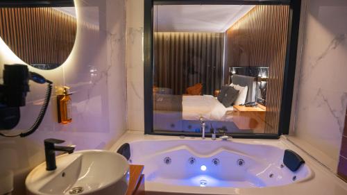 CIP Hotel في إسطنبول: حمام مع حوض استحمام ومغسلة