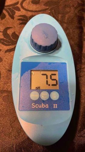 - un réveil assis au-dessus d'une table dans l'établissement APPARTEMENT AVEC SPA (55m2) ENTRÉE AUTONOME, à Stiring-Wendel