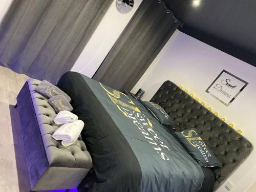 - une chambre avec un lit vert et un canapé dans l'établissement APPARTEMENT AVEC SPA (55m2) ENTRÉE AUTONOME, à Stiring-Wendel