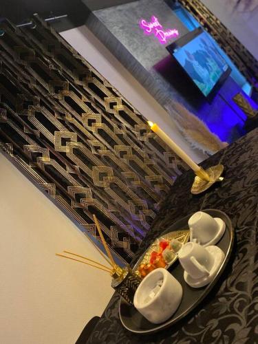 - un plateau de nourriture avec baguettes sur une table dans l'établissement APPARTEMENT AVEC SPA (55m2) ENTRÉE AUTONOME, à Stiring-Wendel