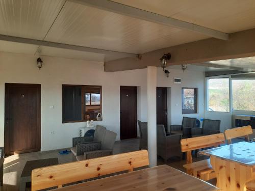 una sala de estar con un sofá y una mesa en Къща за гости Люляк, en Lyulyakovo
