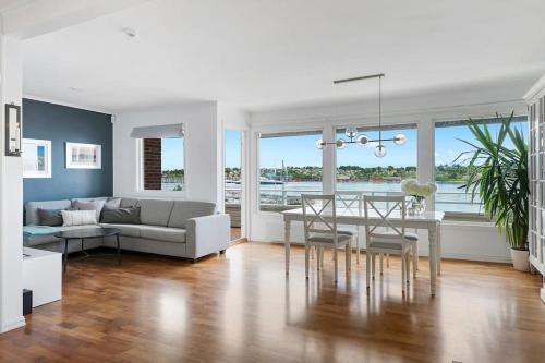ein Wohnzimmer mit einem Tisch und einem Sofa in der Unterkunft 3-bedroom terrace house with incredible sea views in Moss