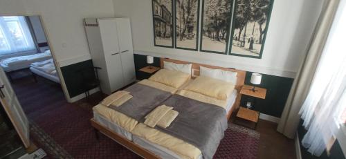 - une chambre avec un grand lit et 2 tables de chevet dans l'établissement Altes Haus, à Abertamy