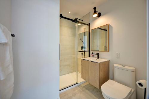ein Bad mit einer Dusche, einem WC und einem Waschbecken in der Unterkunft TripMontreal 301 in Montreal