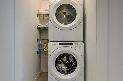 a washing machine in a laundry room with a washer at Penthouse Downtown 2BR 2 BR Private Roof Terrace presented by TripMontreal in Montréal