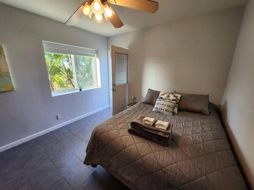 ein Schlafzimmer mit Bett und Deckenventilator in der Unterkunft Private Room2 Own Entry Shared Bath One Guest Walk to UCSD in San Diego