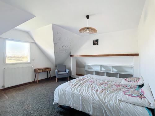 une chambre avec un grand lit et une fenêtre dans l'établissement Grande maison de vacances, à Agon-Coutainville