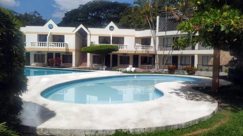 een groot zwembad voor een gebouw bij Hotel Las Victorias Palmira in Palmira