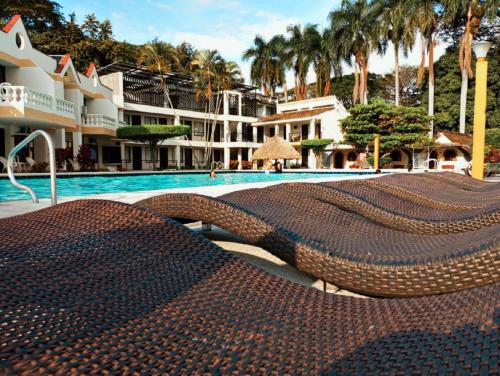 a large sculpture in front of a swimming pool at Hotel Las Victorias Palmira in Palmira