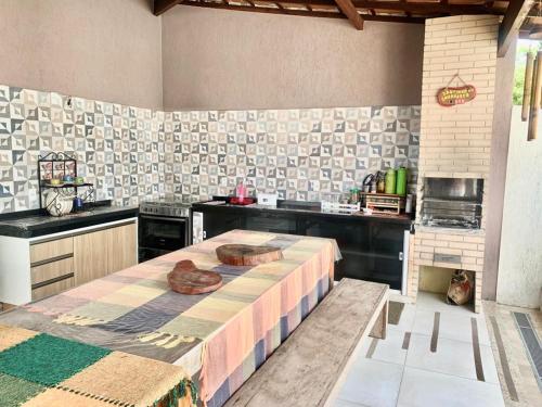 Kuchyňa alebo kuchynka v ubytovaní Quarto com Área gourmet e piscina privativo