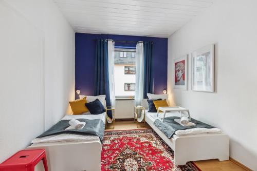 um pequeno quarto com 2 camas e uma janela em Charmante & gemütliche Wohnung em Lahnstein