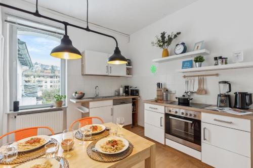 uma cozinha com uma mesa com pratos de comida em Charmante & gemütliche Wohnung em Lahnstein