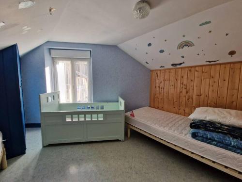 a bedroom with a bunk bed and a window at Joli appartement rénové (Hirondelle) in Cornimont
