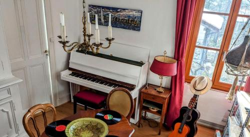 a dining room with a piano and a table at Private Bedrooms Geneva in Geneva