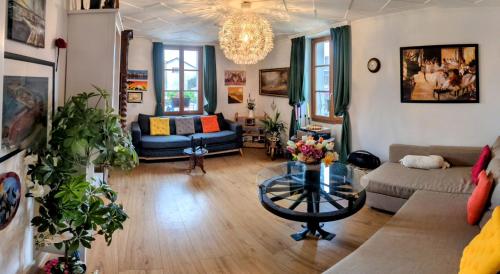 sala de estar con sofá y mesa en Private Bedrooms Geneva en Ginebra