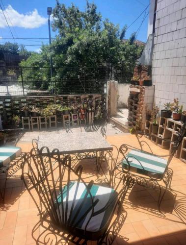 ブエノスアイレスにあるPink houseのパティオ(椅子2脚、テーブル、椅子付)