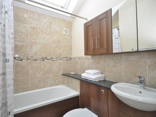 a bathroom with a sink and a tub and a toilet at 2 Bed in Blakeney 54766 in Awre