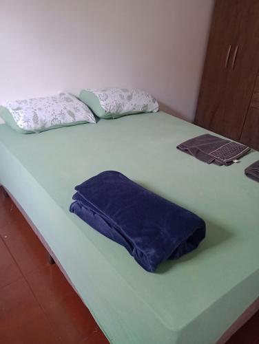 2 camas con sábanas azules y almohadas en Tedesco, en Palmas